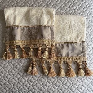 Set Of 2 Croscill Embellished Hand Towels 17x10" Fringe Tassel Jeweled Beige